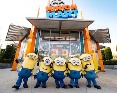 映画「ミニオンズ」のキャラクターたち。