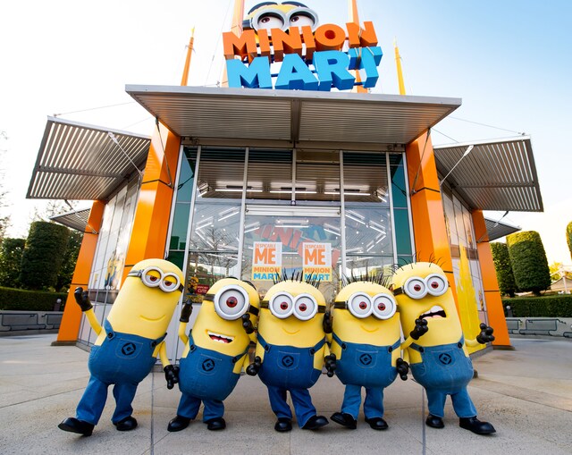 映画「ミニオンズ」のキャラクターたち。