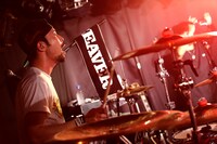 藤原“28才”広明（Dr）（Photo by Suzuki Kouhei）