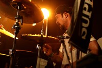 藤原“28才”広明（Dr）（Photo by Suzuki Kouhei）