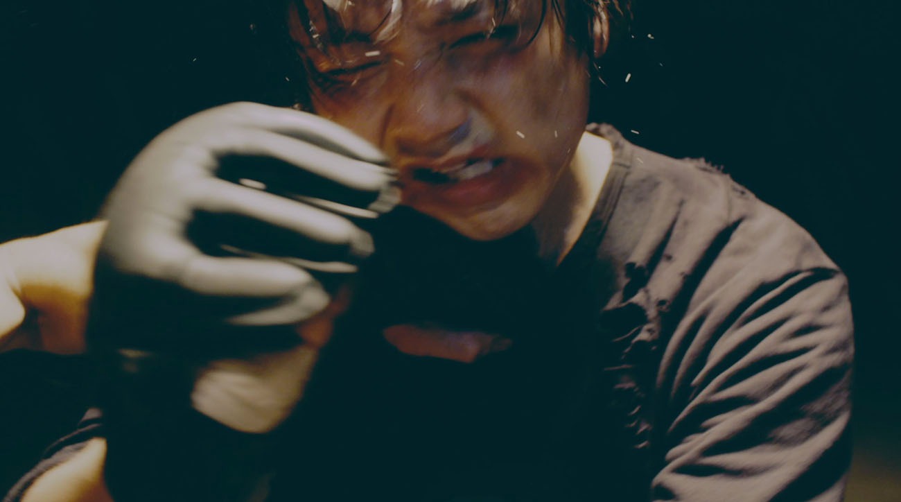 「ROUGH DIAMONDS」ミュージックビデオのワンシーン。