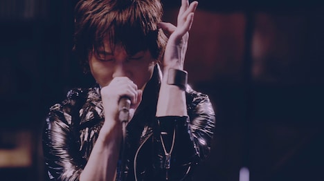 「ROUGH DIAMONDS」ミュージックビデオのワンシーン。