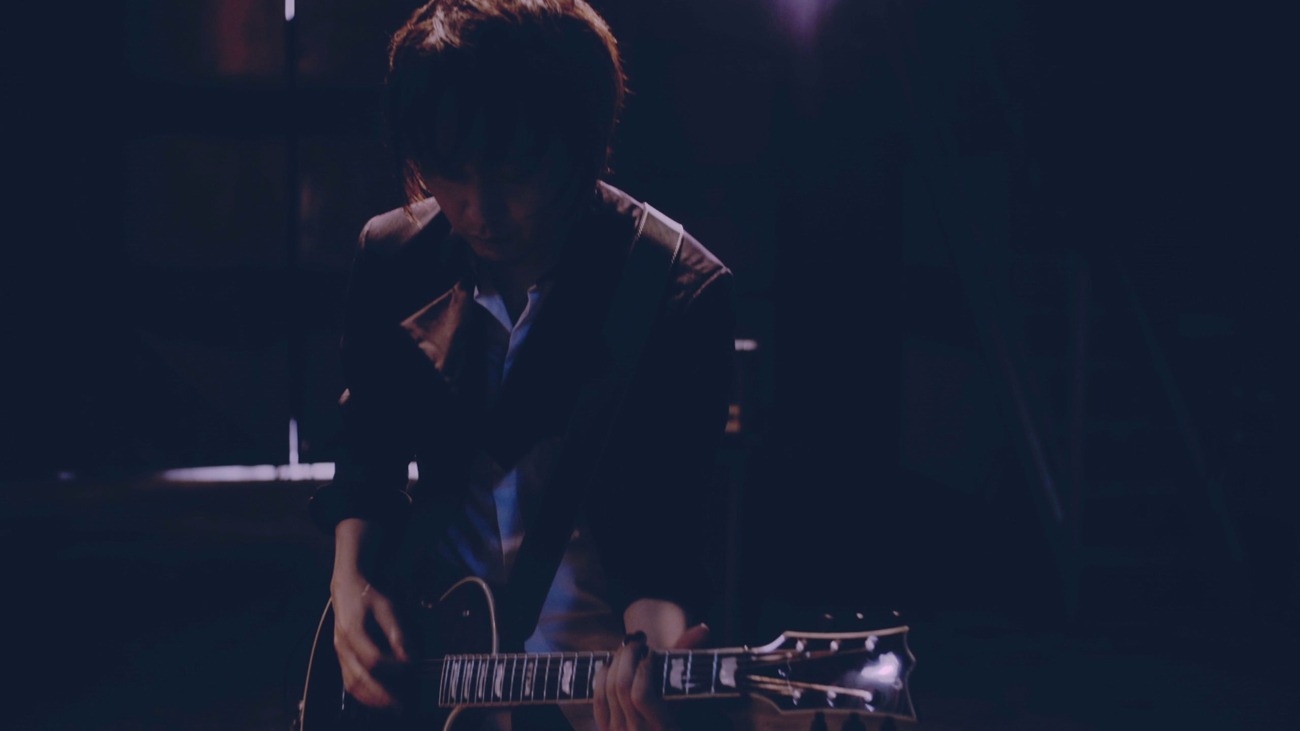 「ROUGH DIAMONDS」ミュージックビデオのワンシーン。