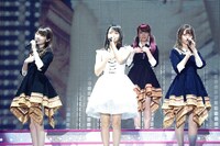 深川麻衣（中央）（写真提供：Sony Music Records）