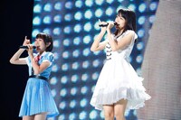 深川麻衣（右）（写真提供：Sony Music Records）