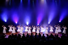 「夏の決心」をパフォーマンスするアイドルネッサンスとAIS。（Photo by KAYOKO YAMAMOTO）