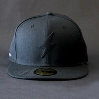 「でんぱ組.inc×New Era(R)『59FIFTY(R)』キャップ フロントデザイン。