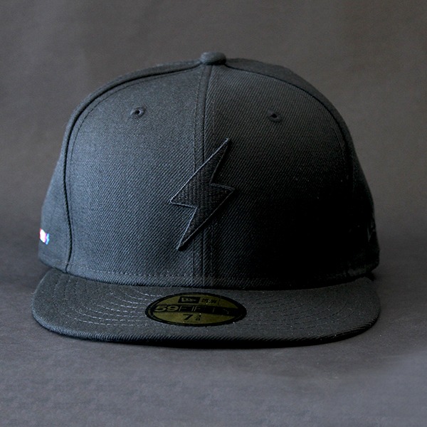 「でんぱ組.inc×New Era(R)『59FIFTY(R)』キャップ フロントデザイン。