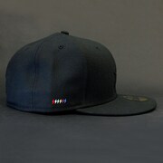 「でんぱ組.inc×New Era(R)『59FIFTY(R)』キャップ サイドデザイン。
