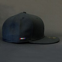 「でんぱ組.inc×New Era(R)『59FIFTY(R)』キャップ サイドデザイン。