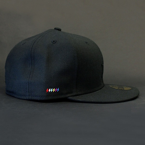 「でんぱ組.inc×New Era(R)『59FIFTY(R)』キャップ サイドデザイン。