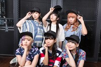 コラボキャップをかぶったでんぱ組.inc。