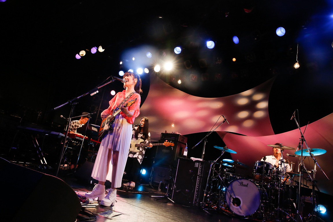 瀧川ありさ、LIQUIDROOM公演の様子。（写真提供：SME records）