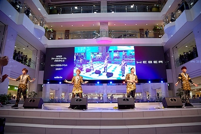 WEBERのミニライブの様子。　（撮影：渡辺綾）