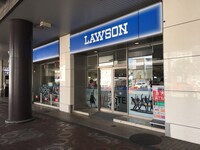 “布袋寅泰35周年アニバーサリー仕様”のローソン高崎駅西口店。