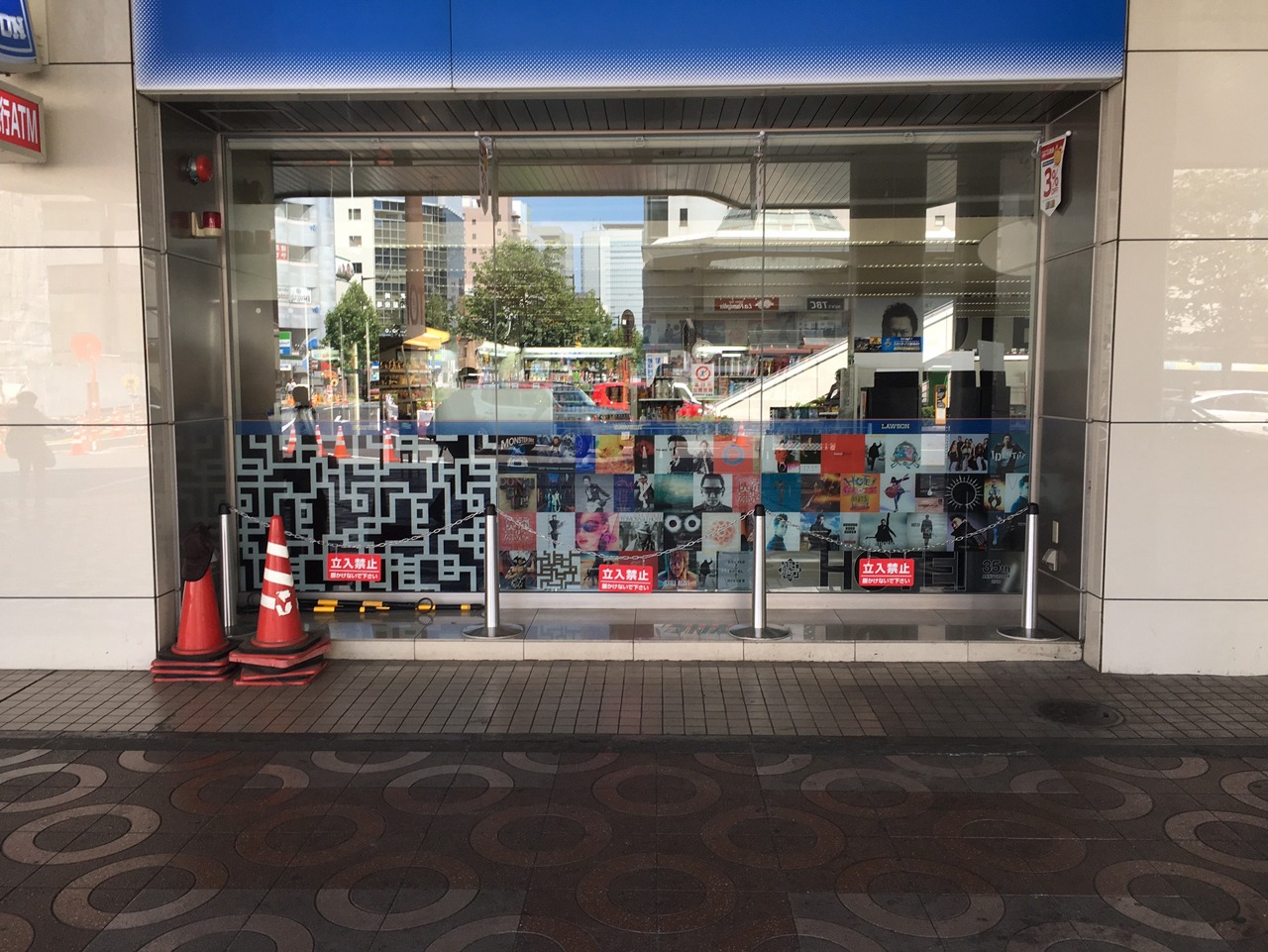 “布袋寅泰35周年アニバーサリー仕様”のローソン高崎駅西口店。