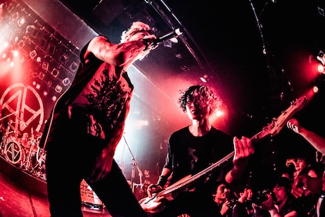 Kj(Dragon Ash)と上田剛士。(撮影:浜野カズシ)