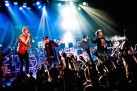 AA=×Masato（coldrain）+Koie（Crossfaith）による「FREE THE MONSTER」パフォーマンス中の様子。（撮影：浜野カズシ）