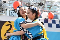 抱き合う小林歌穂と安本彩花。