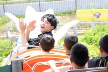 同乗した少年たちを盛り上げるユースケ（左）。