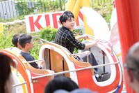 同乗した少年たちを盛り上げるユースケ（中央）。