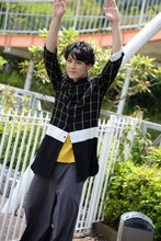 踊りながら「トレタリ」を紹介するユースケ。