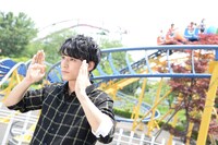 踊りながら「トレタリ」を紹介するユースケ。