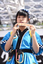 焼きとりのクーポンをPRする廣田あいか。