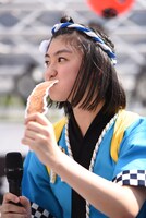 焼きとりのクーポンをPRする小林歌穂。