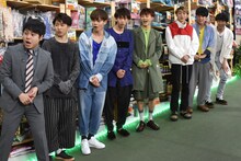 超特急と井上裕介（左）。