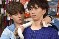 リョウガ（右）の首にヘビを巻き付けるカイ（左）。