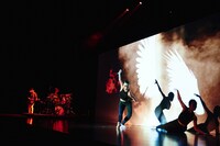 enraのパフォーマンスの様子。（撮影：廣瀬順二）