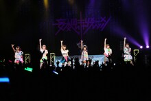 「妄想キャリブレーション1st single発売記念ライブ～ちちんぷいぷい♪～」の様子。