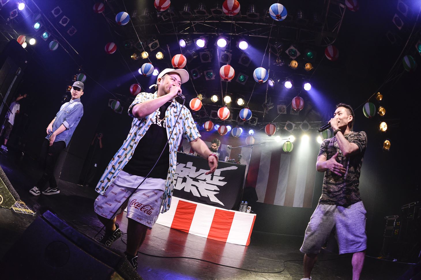 サイプレス上野とLEON a.k.a. 獅子とDOLLARBILL。（撮影：高田梓）