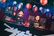 左からDJ SN-Z、ロベルト吉野。（撮影：高田梓）