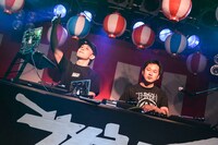 左からDJ SN-Z、ロベルト吉野。（撮影：高田梓）