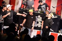 アンコールでの「GET UP AND DANCE」の様子。（撮影：高田梓）