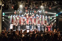 アンコールでの「GET UP AND DANCE」の様子。（撮影：高田梓）