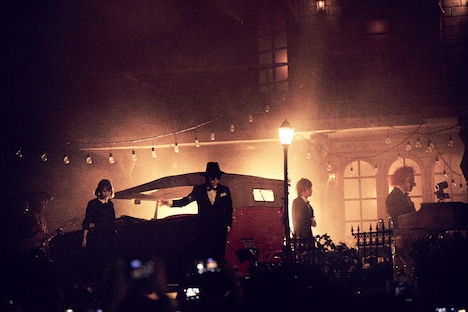 車を降りてステージに現れたSEKAI NO OWARIの4人。(撮影:太田好治)