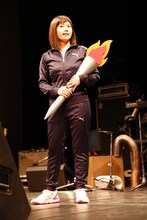 ジャージ姿でトーチを手に登場した竹達彩奈。