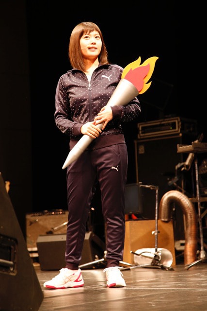 ジャージ姿でトーチを手に登場した竹達彩奈。