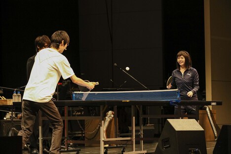 「しりとり卓球」の様子。