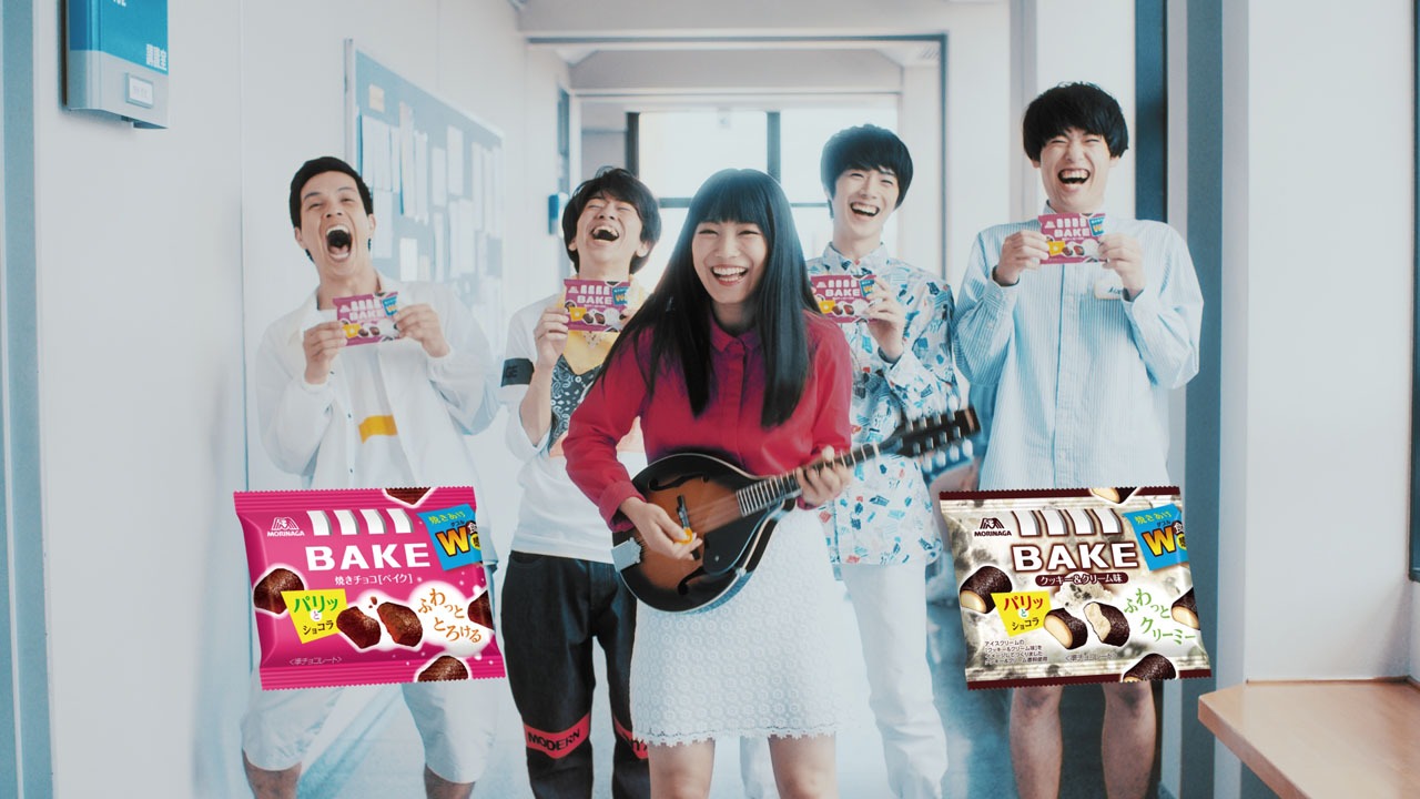 「BAKE」CMのワンシーン。