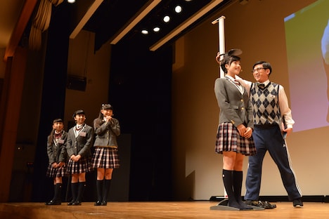 身長を測る倉島颯良(右から2番目)。