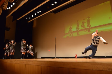 生徒に代わって風船爆破を間近で受ける担任の森ハヤシ(右)。