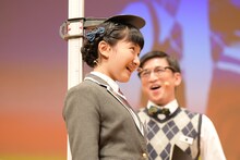 ドキドキしながら身長を測る日高麻鈴。