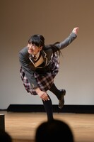 ボールはあらぬ方向へ行ってしまったが、フォームだけは完璧な山出愛子。