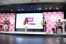 新曲「Princess」を披露するmiwa。