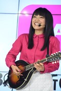 新曲「Princess」を披露するmiwa。