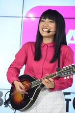 新曲「Princess」を披露するmiwa。
